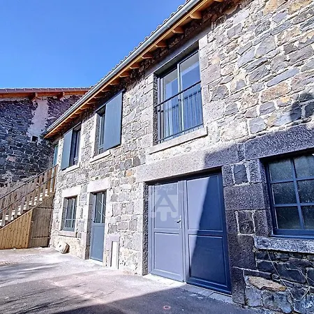 Holiday home Des Pierres Bleues Saint-Genes-Champanelle